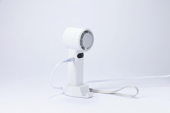 �y�r�b�N�A�C�f�A �n���f�B�t�@���z�w�ʂɂ͏[�d�P�[�u���p�V���R���O���b�v�t���B