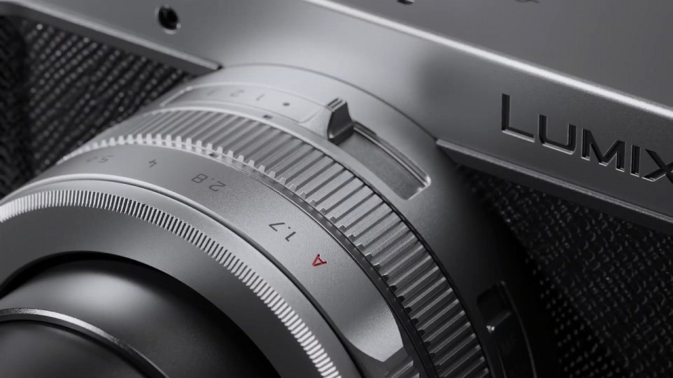 �yLUMIX L10 �R���p�N�g�f�W�^���J���� �V���o�[ DC-L10-S�z�g���S�h�@Shaping Emotions