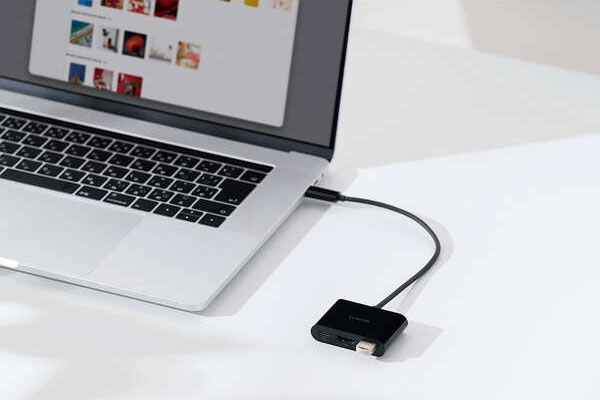 USB-A�|�[�g&times;1�𓋍�
