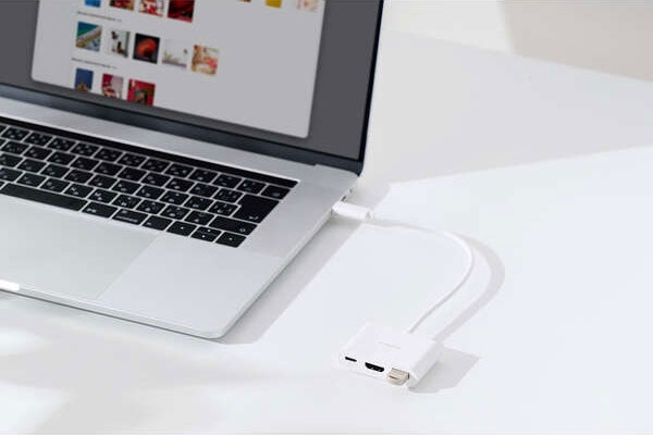 USB-A�|�[�g&times;1�𓋍�