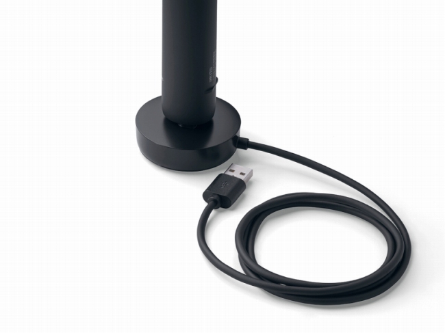 USB�P�[�u���iType-A�j�ŁA��y�ɏ[�d