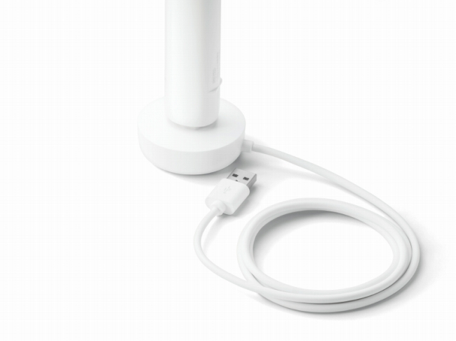 USB�P�[�u���iType-A�j�ŁA��y�ɏ[�d
