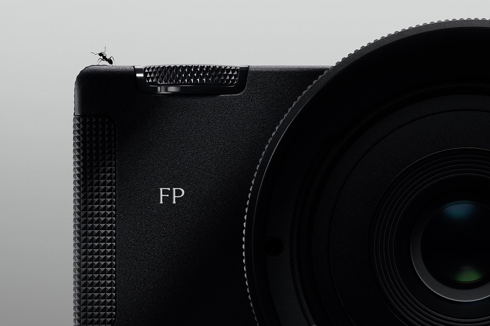 �y�V�O�} Sigma FP2 �t���T�C�Y�~���[���X�J�����z���|�I�ȃR���p�N�g�l�X�A�{�i�I�ȎB�e�@�\�A�g����{�ʂ̎��R�x