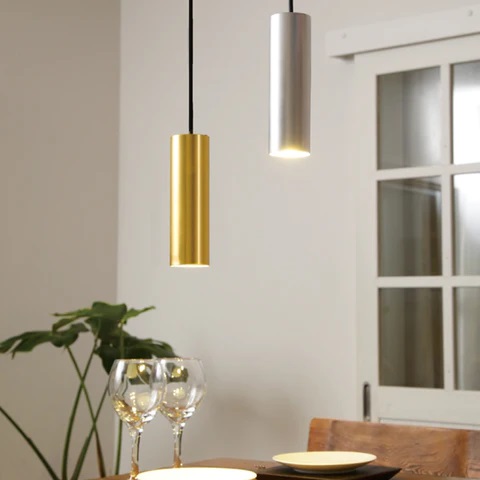 �����߂ȃ_�C�j���O�e�[�u���ɂ́A2���g��