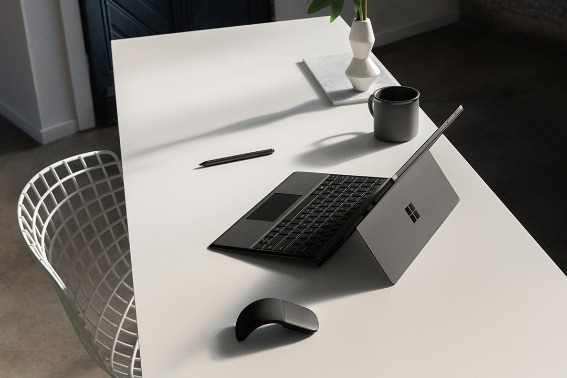 Surface Pro 6 :m[g PC ̉Kƃ^ubǧy