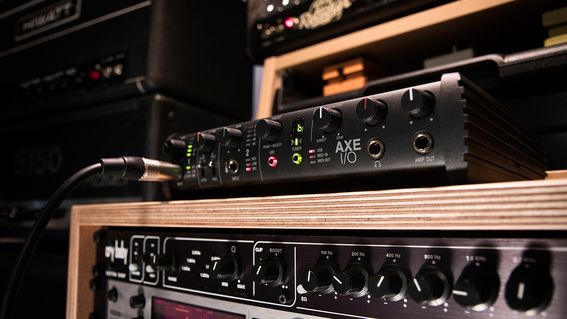 IKMULTIMEDIA�@�A�C�E�P�[�E�}���`���f�B�A  �k�M�^���X�g�p�I�[�f�B�I�C���^�[�t�F�[�X�l AXE I/O ���̓C���s�[�_���X�����\ AMP OUT���� AmpliTube 4 Deluxe�t��