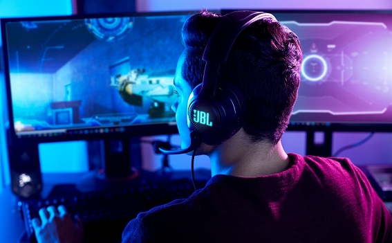 �v���������߂�ŐV�T���E���h�Z�p�uJBL QuantumSURROUND �v 