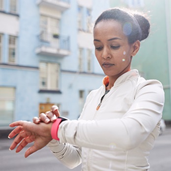 �X�}�z�A�gGPS�ƍ����x�̎��^�S���v