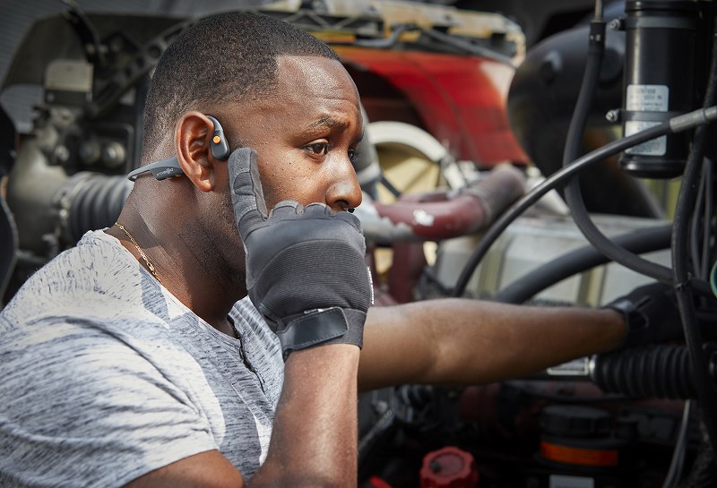 AfterShokz�@�A�t�^�[�V���b�N�X  �u���[�g�D�[�X�C���z�� �������^ OpenComm Light Grey AFT-EP-000027 [�����R���E�}�C�N�Ή� /���`�� /Bluetooth]