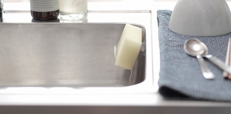 �X�|���W���΂߂ɒu���A�ǖʂƂ̊ԂɌ��Ԃ�����̂ŁA�ʋC���ǂ����[�ł��܂��B