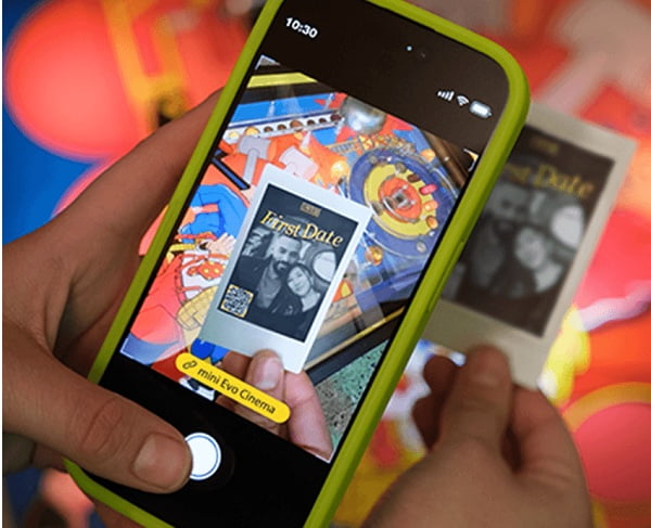 �`�F�L instax Evo Cinema ����ŃV�F�A