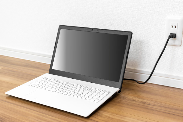 たっぷり保存✨カメラ付き♪白のノートパソコン✨すぐ使える✨初心者さんおすすめ⭕️ ノートPC 価格