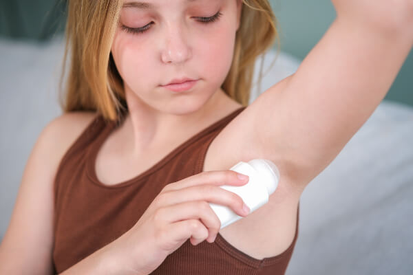 制汗剤の選び方 目的に合った5つのタイプをチェック 塗布用ロールで塗り込めるロールオンタイプ