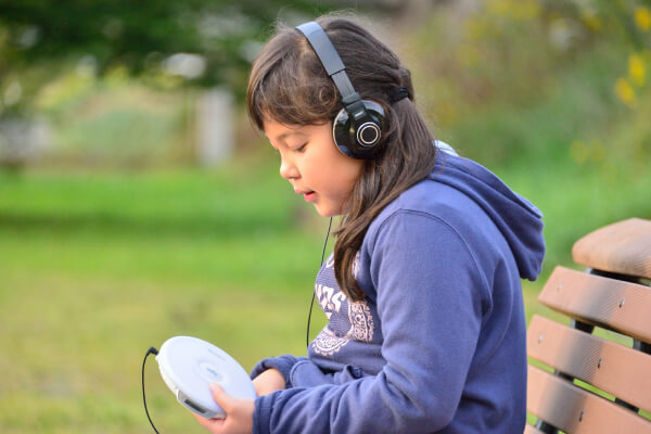 CDプレーヤーの選び方 用途に合わせてCDプレーヤーの種類を選ぶ 外出先でも便利なポータブルタイプ