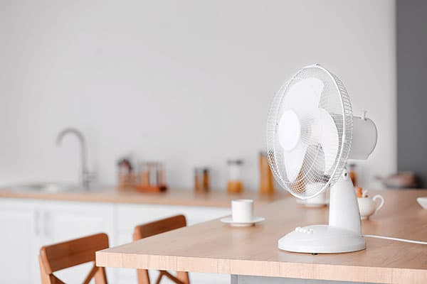 卓上扇風機の選び方 給電方式を確認しよう 強風で使うならコンセント式