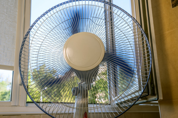 扇風機の選び方 扇風機のモータータイプで選ぶ パワフルな風で涼みたいなら「ACモーター」