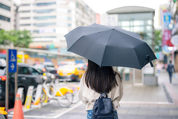 折りたたみ傘の選び方 晴雨兼用モデルだと1年中使えて便利