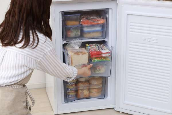 冷凍庫の選び方 ドアの向き 食品の出し入れが便利な「前開き（ドアタイプ）」
