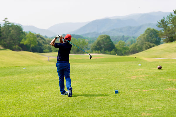 ゴルフボールの選び方 ゴルフボールの種類をチェック ディスタンス系｜初心者にもおすすめの飛距離が出やすいタイプ