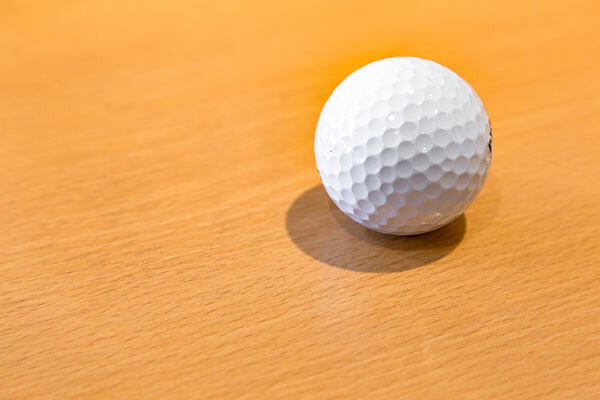 ゴルフボールの選び方 飛距離に関わるディンプル数をチェック