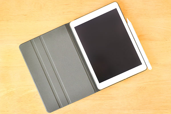 再再販 新色 iPadカバー レザータブレットケース 手帳型ケース ハード3つ折り