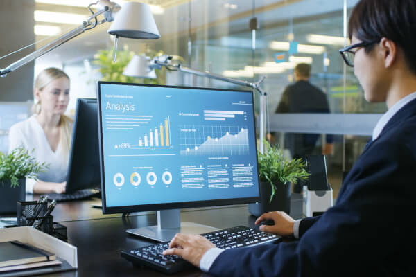 4K���j�^�[�Ƃ� 4K���j�^�[�����􂷂�V�[��