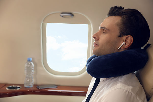 ノイズキャンセリングイヤホンの基礎を知ろう　フライト中や睡眠中は耳栓としても使える？