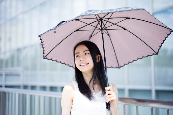 日傘の選び方 紫外線遮蔽率（UVカット率）が高いアイテムを選ぼう 遮光率・遮熱効果もあわせてチェック