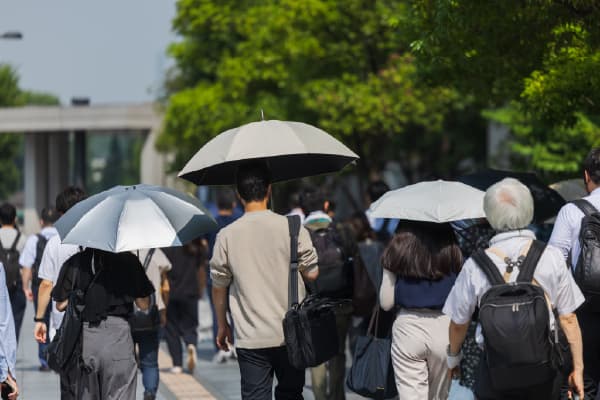 日傘は折りたたみと長傘どっちが良いの?