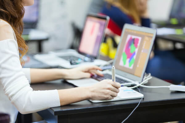 ��w���Ƀp�\�R���͕K�v�H �N���G�C�e�B�u�n��w���̎�ȗp�r�ƃX�y�b�N�ڈ�