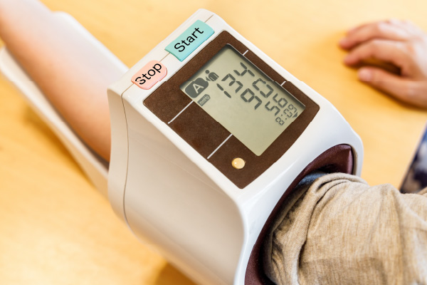 血圧計の選び方　計測方法で選ぶ　上腕式② アームイン式｜全自動で、より正確に計測できる