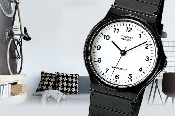 カシオ　デジタル腕時計　海外モデル　未使用新品　薄型　ゴールドベゼル　プレゼント