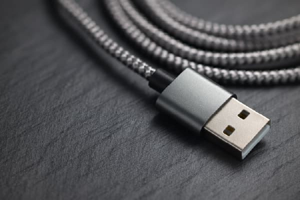 USB�P�[�u���͗p�r�őI�ѕ����ς�� �[�q��K�i�ɂ���Ďg����@�킪�قȂ�