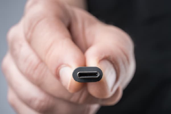 USB�P�[�u���̑I�ѕ� �ڑ��[�q���m�F����