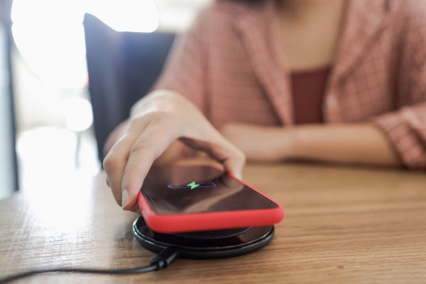 ワイヤレス充電器のおすすめ25選 人気の2in1やおしゃれなモデルが気になる方も必見 ビックカメラ Com