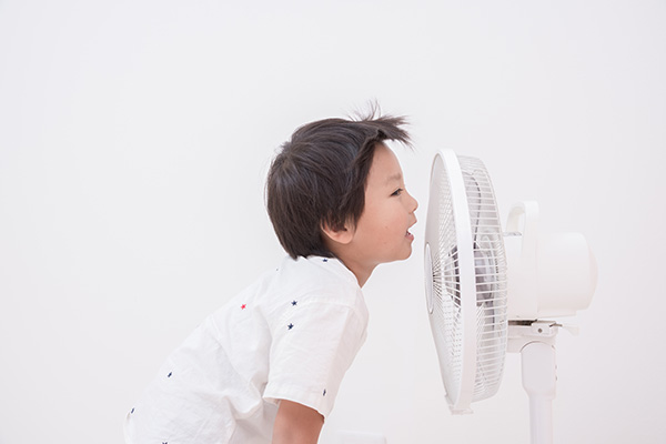 安い扇風機と何が違う?選ぶならDCモーター扇風機がおすすめ @心地良い風が送れるので体が冷えすぎない